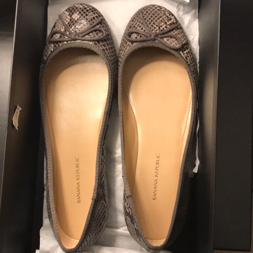 Banana republic Ashley snake skin flats size 7 new